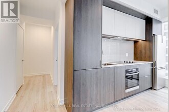 395 Square One Dr in Mississauga, ON - Building Photo - Building Photo