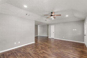8402 Pine Shores Dr in Humble, TX - Foto de edificio - Building Photo