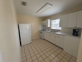 3 Bedroom - Mango Ave in Sarasota, FL - Building Photo