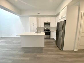 16 West Avenue S in Hamilton, ON - Building Photo - Building Photo