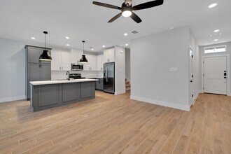 13717 Giovannis Gdn in San Antonio, TX - Building Photo - Building Photo