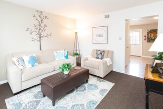 Eleven Oaks Apartments in Louisville, KY - Building Photo - Interior Photo