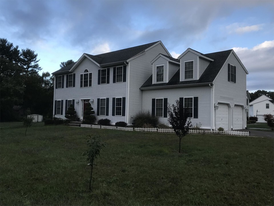 1 Lovley Dr in Southington, CT - Building Photo