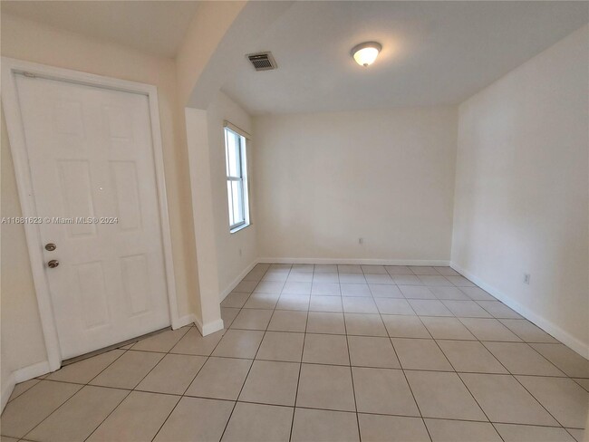 10810 NW 84th Ln in Doral, FL - Building Photo - Building Photo