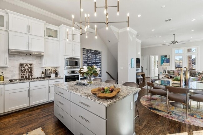 916 W Peach St in Fort Worth, TX - Foto de edificio - Building Photo