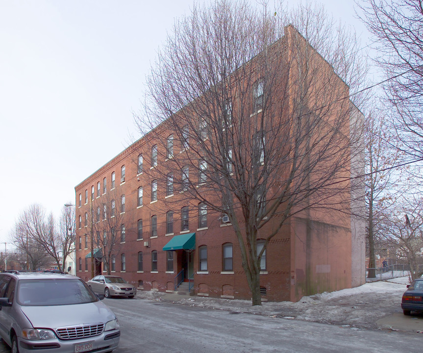 Phoenix Apartments in Holyoke, MA - Foto de edificio