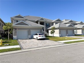 250 Indies Dr E in Naples, FL - Foto de edificio - Building Photo