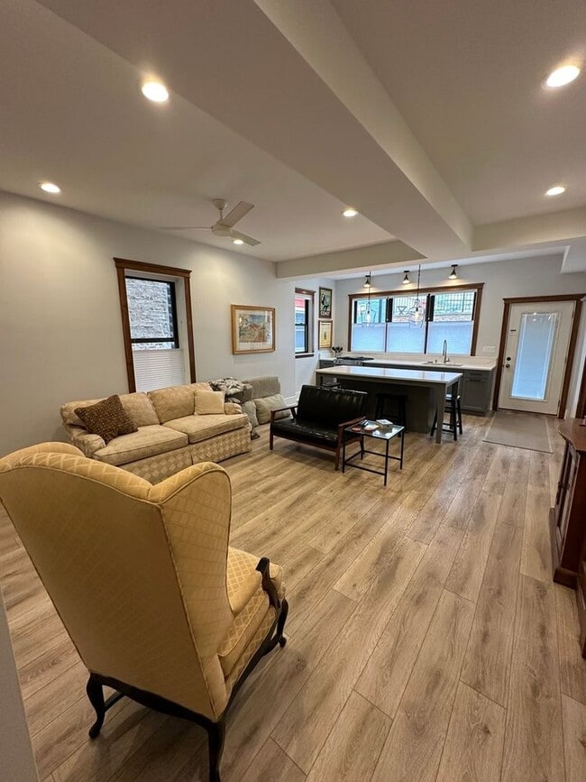 1317 W Eddy St, Unit Unit 1 in Chicago, IL - Building Photo - Building Photo