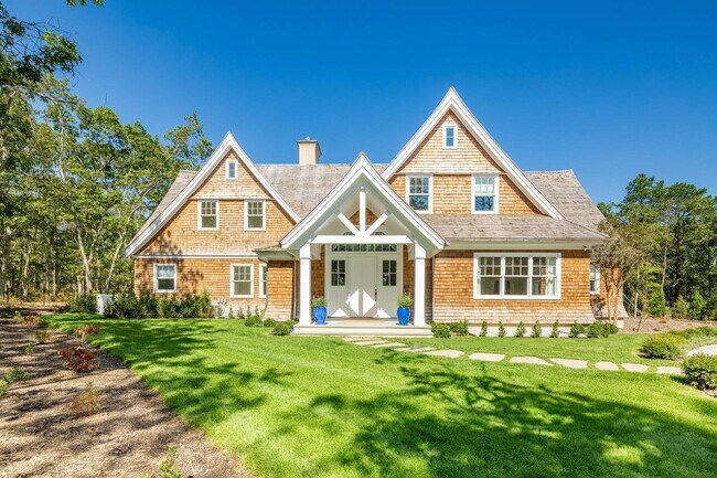 417 Edge of Woods Rd in Southampton, NY - Building Photo - Building Photo