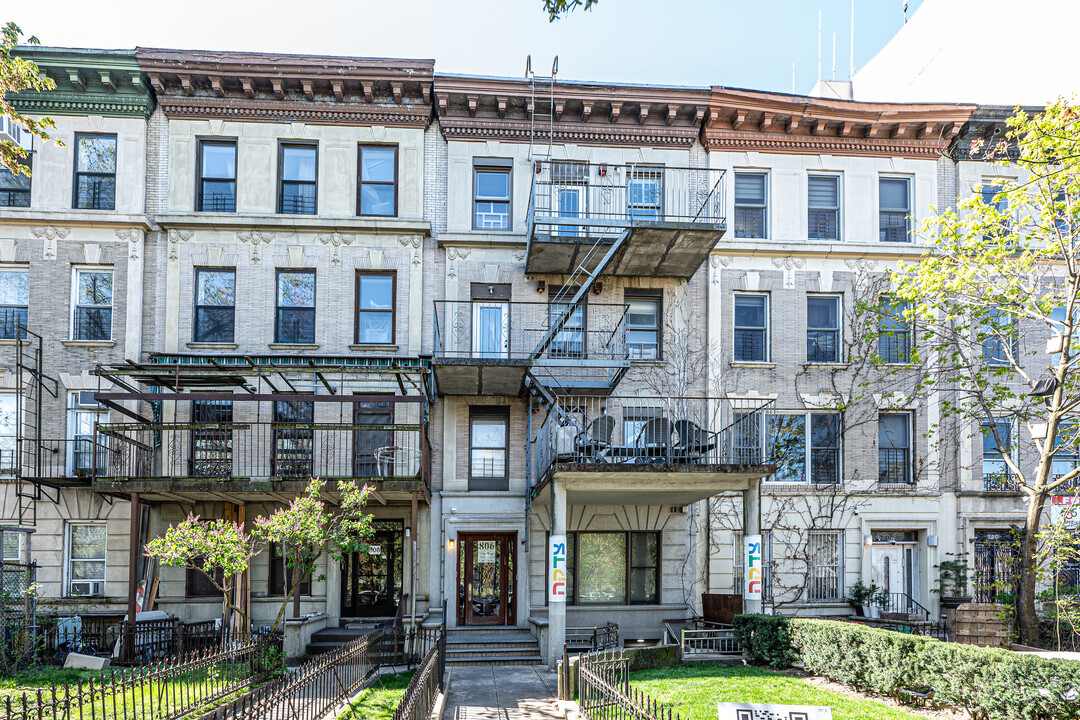 806 Eastern Parkway in Brooklyn, NY - Building Photo