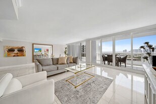 1717 N Bayshore Dr in Miami, FL - Building Photo