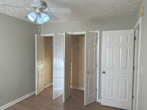 1325 Trent Blvd in Lexington, KY - Building Photo - Building Photo