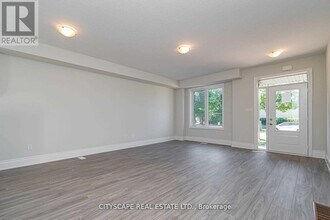 563 Wedgewood Dr in Burlington, ON - Building Photo - Building Photo