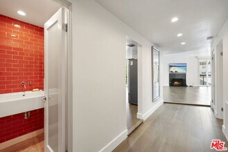 723 Westmount Dr in West Hollywood, CA - Building Photo - Building Photo