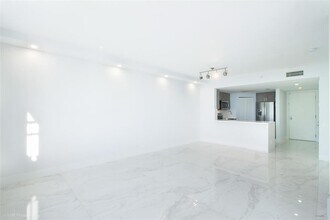 701 Brickell Key Blvd, Unit 2501 in Miami, FL - Building Photo - Building Photo