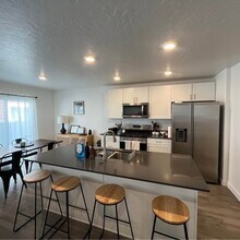 368 N Passage Ct, Unit Upstairs Large Room in Saratoga Springs, UT - Building Photo - Building Photo
