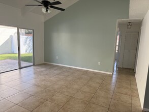 467 Willow Tree Dr in Melbourne, FL - Foto de edificio - Building Photo