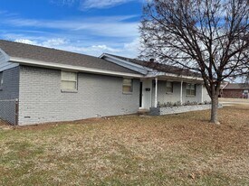 825 Eagle Dr in Moore, OK - Building Photo
