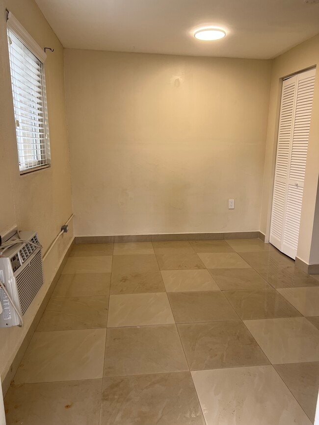 1131 NE 170th St in Miami, FL - Foto de edificio - Building Photo