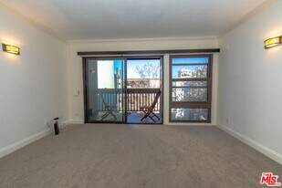 7742 Redlands St in Los Angeles, CA - Building Photo