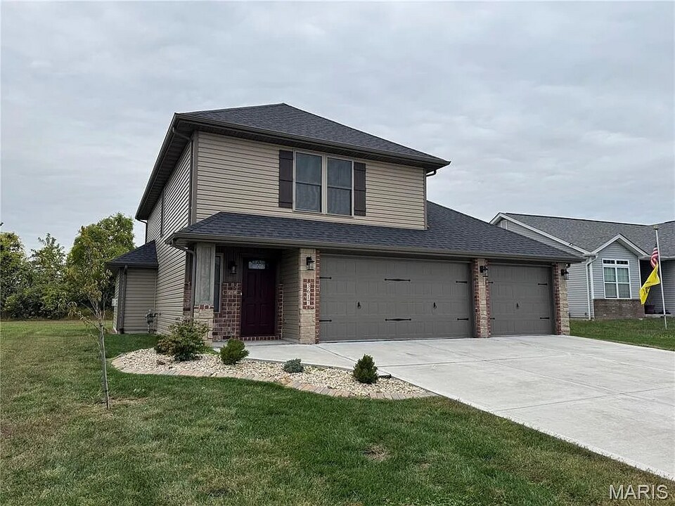 3617 Justine Dr in Pontoon Beach, IL - Building Photo