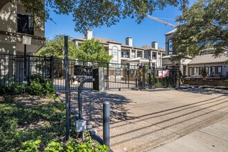 Topaz  Townhomes in Uptown in Dallas, TX - Building Photo - Building Photo