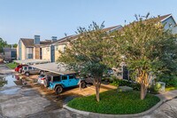 Cloister Condominiums in Houston, TX - Foto de edificio - Building Photo