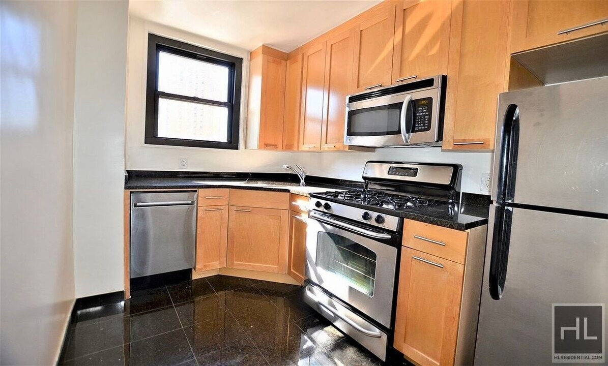 EAST 49 STREET in New York, NY - Building Photo