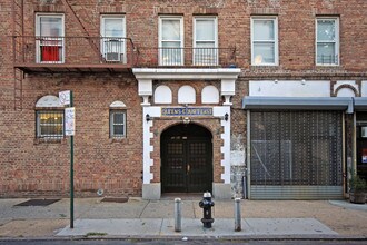 37-80 64th St in Flushing, NY - Foto de edificio - Building Photo