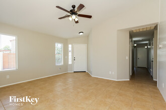7737 S 47th Ln in Phoenix, AZ - Foto de edificio - Building Photo