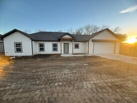 104 Kirkland St in Sanger, TX - Building Photo