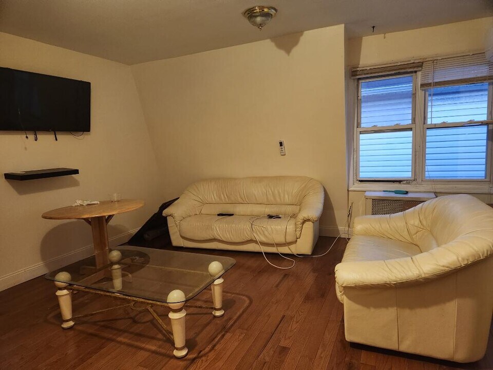8430 124th St, Unit 3 in Kew Gardens, NY - Building Photo