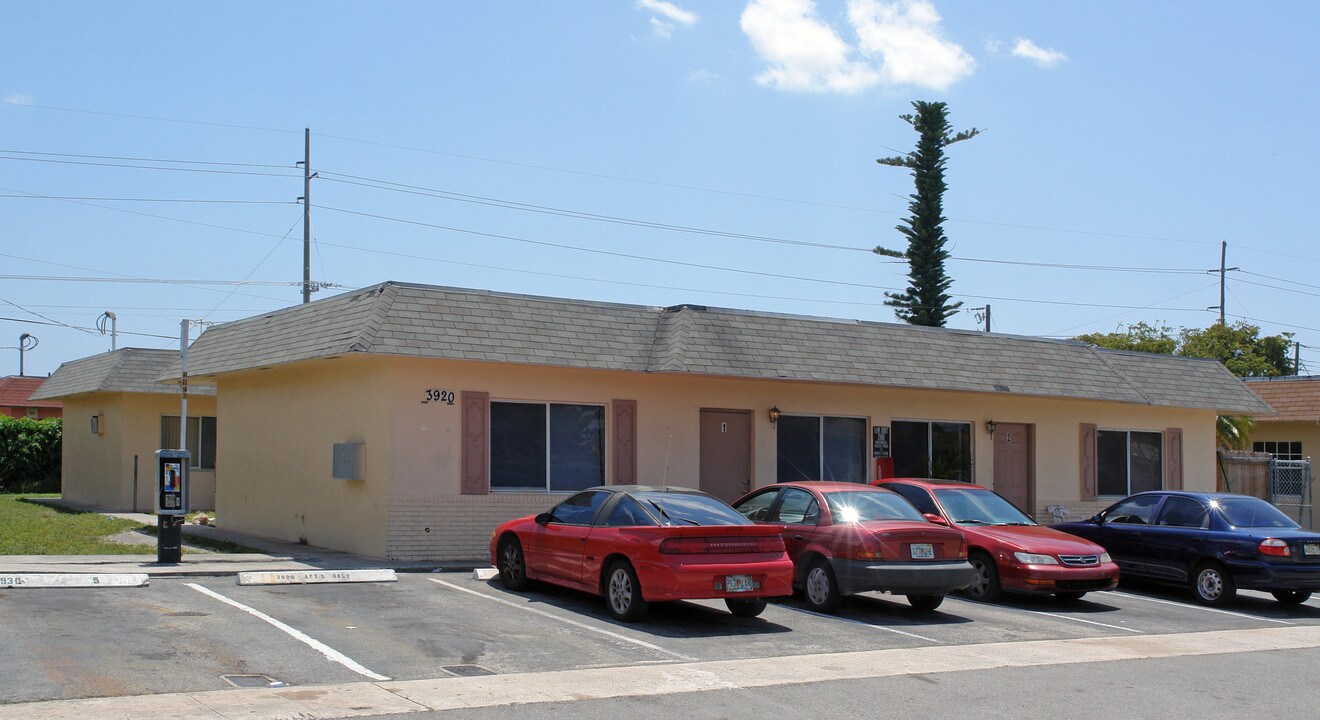 3920 NW 31st Ter in Lauderdale Lakes, FL - Building Photo