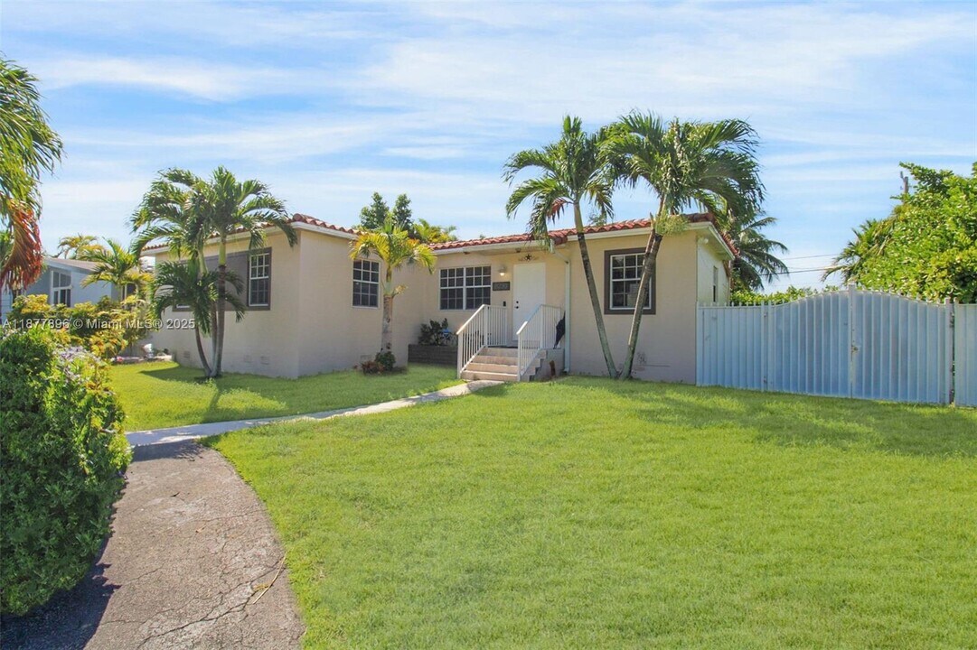 8230 SW 30th St in Miami, FL - Building Photo