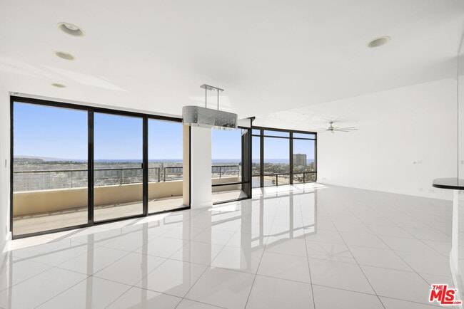 4267 Marina City Dr in Marina Del Rey, CA - Foto de edificio - Building Photo