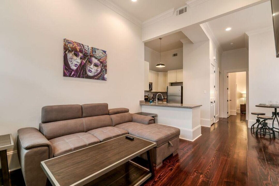 1525 Carondelet St in New Orleans, LA - Building Photo