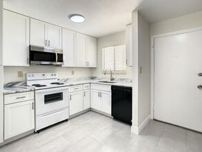 9027 Pebble Creek Dr in Tampa, FL - Building Photo - Building Photo