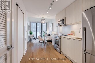 25 Richmond St E in Toronto, ON - Building Photo - Building Photo