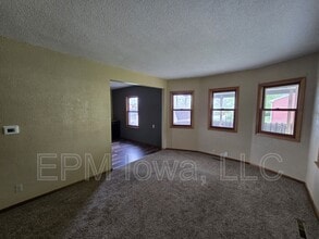 4037 Vine Ave SE in Cedar Rapids, IA - Building Photo - Building Photo
