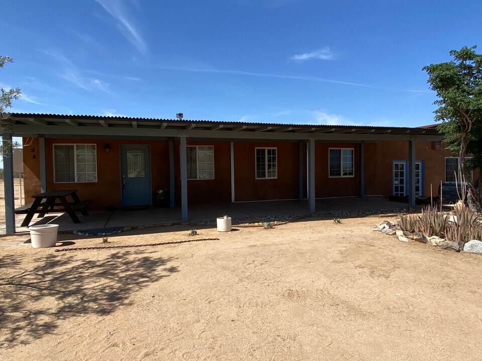 984 Dakota Ln in Landers, CA - Building Photo
