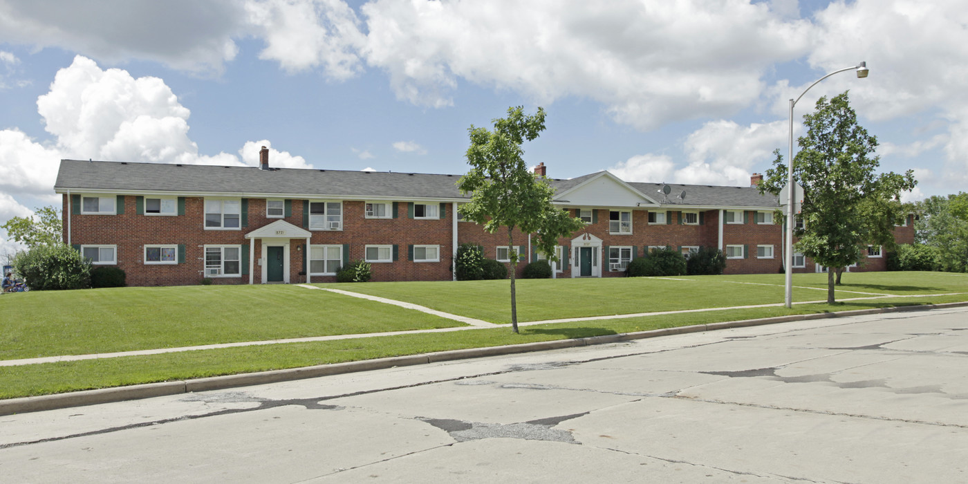 Colonial Pointe in Milwaukee, WI - Building Photo