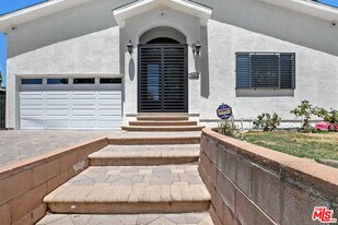 12643 Archwood St in Los Angeles, CA - Building Photo