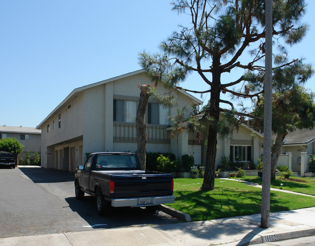 16602 Regina Cir in Huntington Beach, CA - Foto de edificio - Building Photo