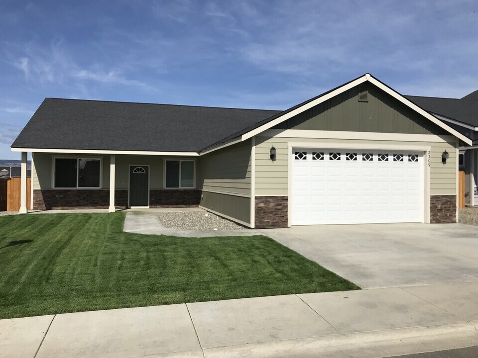 2309 North Middlecrest Drive in Ellensburg, WA - Building Photo