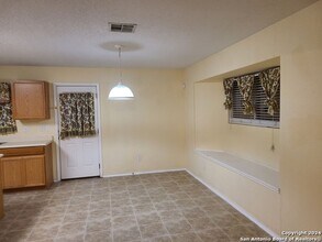8911 Laguna Rio in San Antonio, TX - Building Photo - Building Photo