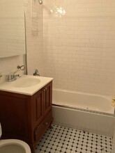 305 E 72nd St in New York, NY - Building Photo - Building Photo