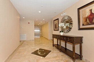 200 Carney St-Unit -# 301 in Glen Cove, NY - Foto de edificio - Building Photo