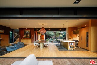 527 Latimer Rd in Santa Monica, CA - Building Photo - Building Photo
