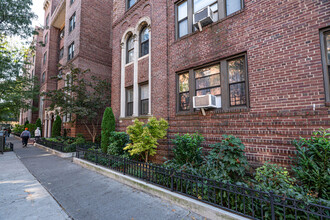 8412 35th Ave in Jackson Heights, NY - Foto de edificio - Building Photo