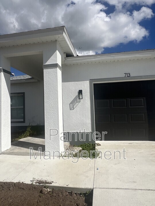 713 Homer Ave in Lehigh Acres, FL - Building Photo